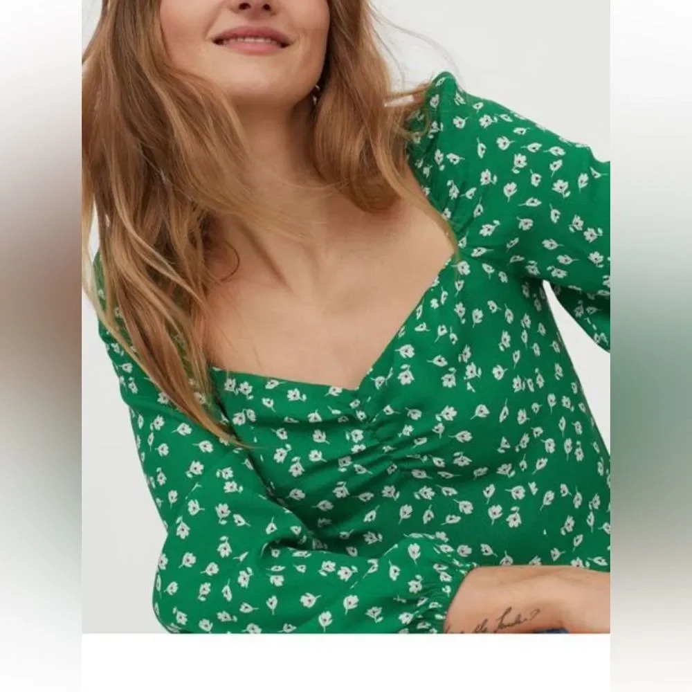 💚 Romantic Green Floral Puff-Sleeve Top 💚 - Picture 8 of 9